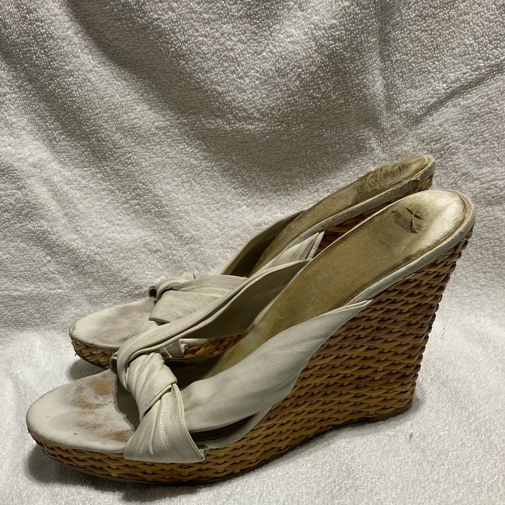 Nine West 8.5 White sandal platform sexy and comfortable.
